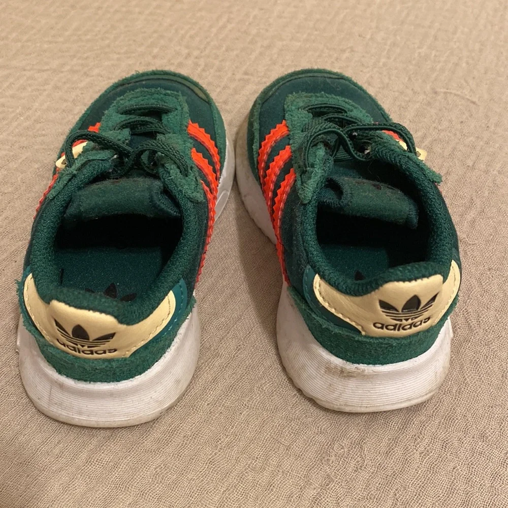 adidas Kids Dark Green & Bright Orange Suede Trainer. Size 5
